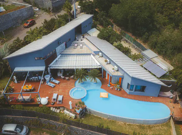 Vue aérienne d’une villa T5 avec piscine